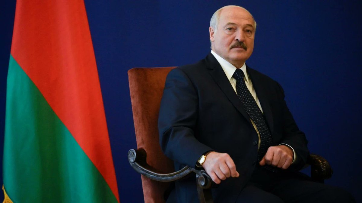 🚨 Crypto Regulation Update 🚨 Belarusian President Alexander Lukashenko  has signed a January 2026 decree creating a “crypto bank” framework 🇧🇾🏦  Eligible High-Tech Park firms can now offer token services alongside  traditional