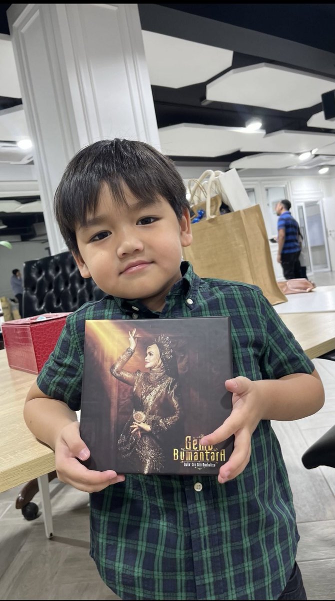 itsmekupang's tweet photo. COMELNYA BUDAK BERDUA NI POSING DENGAN ALBUM IBU DIAA 😭🫶🏼😍

Dapatkan physical copy #GemaBumantara , tempahan dibuka tak lama lagi 😍
 
Kredit: dhiadawiah from Threads https://t.co/t8PO07ji07
