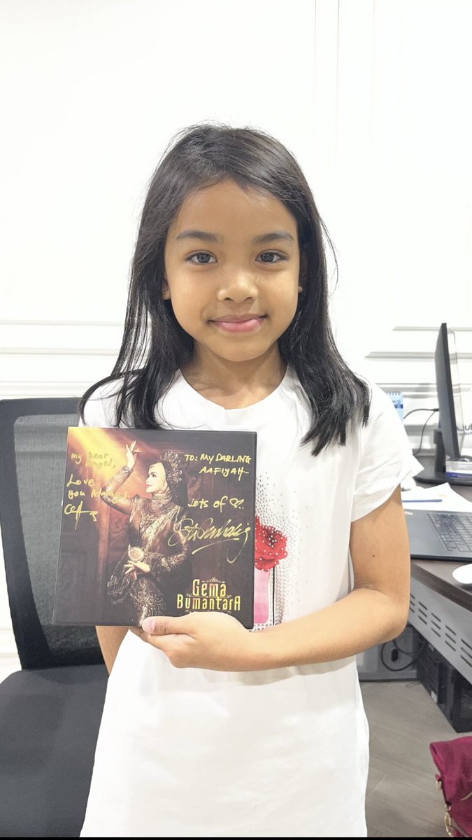 itsmekupang's tweet photo. COMELNYA BUDAK BERDUA NI POSING DENGAN ALBUM IBU DIAA 😭🫶🏼😍

Dapatkan physical copy #GemaBumantara , tempahan dibuka tak lama lagi 😍
 
Kredit: dhiadawiah from Threads https://t.co/t8PO07ji07