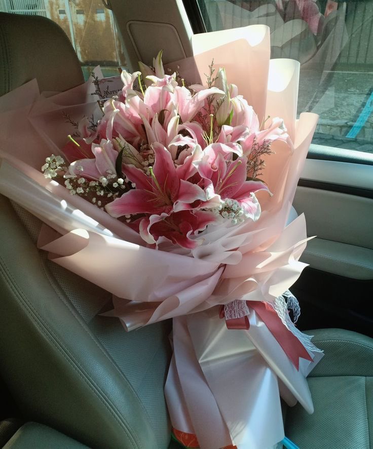 i3Moment's tweet image. Lilies bouquet