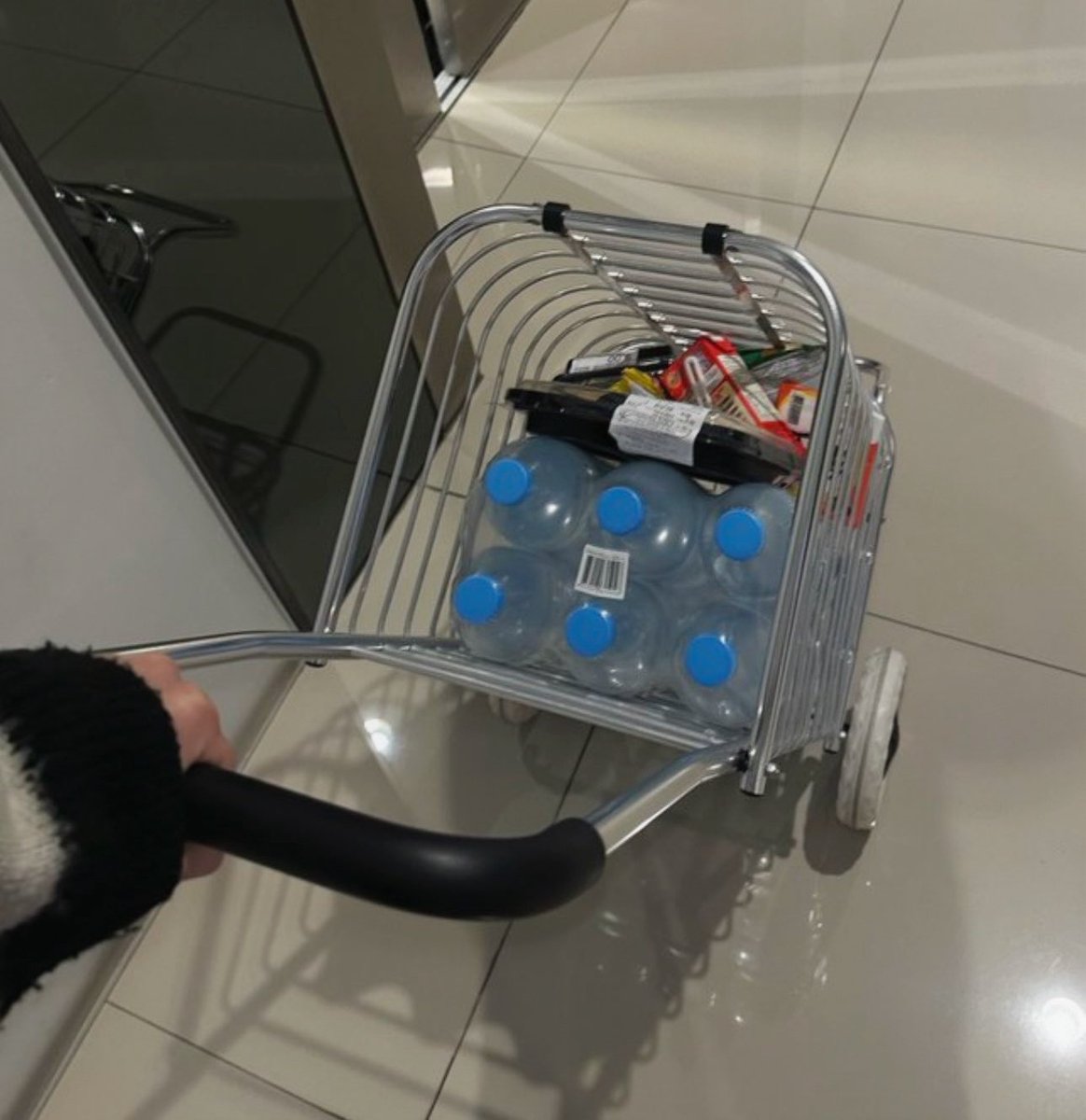 23jpeg's tweet image. วงการรถเข็นจ่ายตลาดคือสะดวกขึ้น 20000000% เพราะการยกแพ็คน้ำตอนอยู่คนเดียวไม่ใช่ปัญหาอีกต่อไป