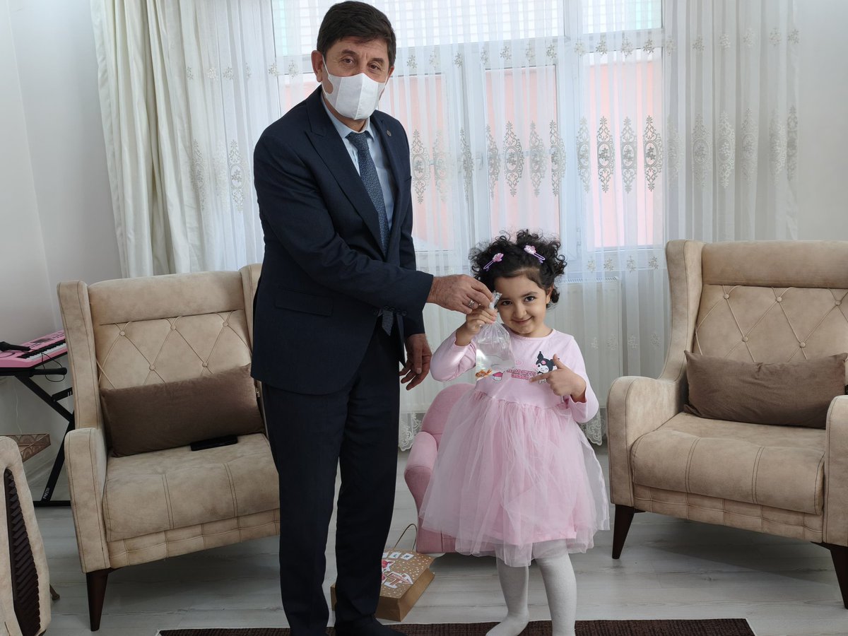 Çocukluk çağı lösemilerinin en sık görülen türü olan ALL ile mücadele eden ve Bakanlığımızın evde eğitim programından faydalanan minik öğrencimiz Ela Ayan’ı evinde ziyaret ettik.
İl Millî Eğitim Müdürümüz Sayın Ali Eyyüpkoca ve Artuklu İlçe Millî Eğitim Müdürü Mehmet Emin Duyan,