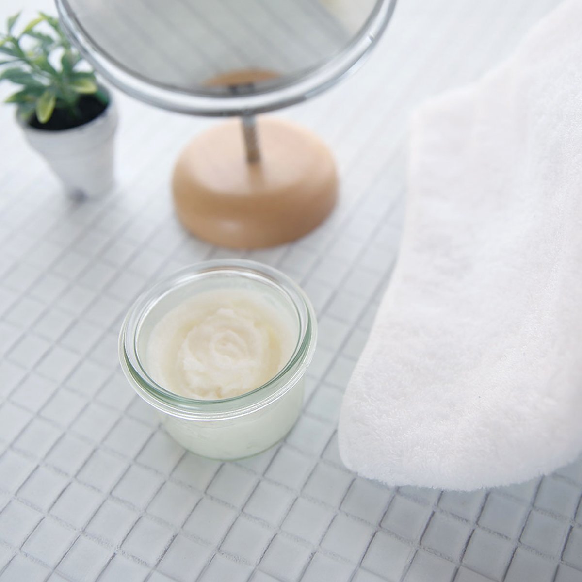 💫 マンデイムーンNOTE レシピ紹介 💫

🍫カカオ甘く香る エイジングリップスクラブ🍫

エイジングケア＆高保湿のカカオバター配合。

🌿おすすめポイント
✅ 縦ジワをケアして、ふっくら唇へ
✅ バタータイプなのでオイルが垂れにくく使いやすい
✅ かかと・ひじなど部分ケアにも◎