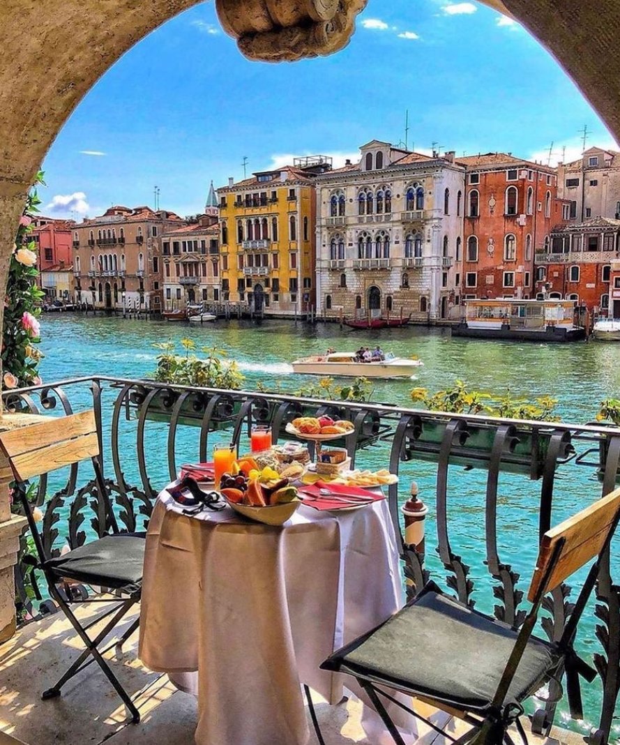 Inaky1999's tweet image. 電車で居眠りして首が痛い 👼