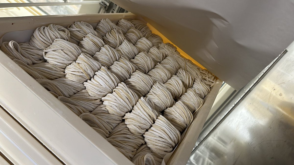 1月16日(金)夜の部
連日沢山のお客様にご来店いただいきありがとうございます。
毎回こういう事を書くと売り切れないのですが、本日麺が53玉、チャーシューが3本どちらかが無くなり次第売り切れとなります。
あと、あえ玉が鶏油が切れたため四元豚の背脂とニンニクのあえ玉となります。