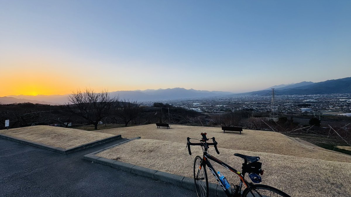 Ryo_InfiniX's tweet photo. 自宅からロードバイクでヒルクライム🚲

自動車のCMや某アニメなどでもロケ地になる笛吹市のふるさと公園✨

ここから見下ろす甲府盆地と遠くに見える八ヶ岳、そして今日みたいな快晴の日は夕焼けのコントラストがめっちゃ綺麗。

にしても筋肉燃えるー！！！ https://t.co/BXUgMKzvi8