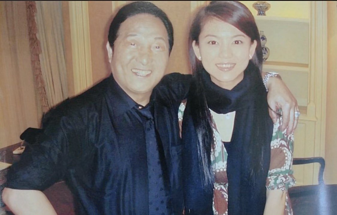 和王林合影的又一个明星被封了，
李湘被各平台禁止关注。
终于轮到她了。

王菲有没有这一天？
窦唯当年被套路了？