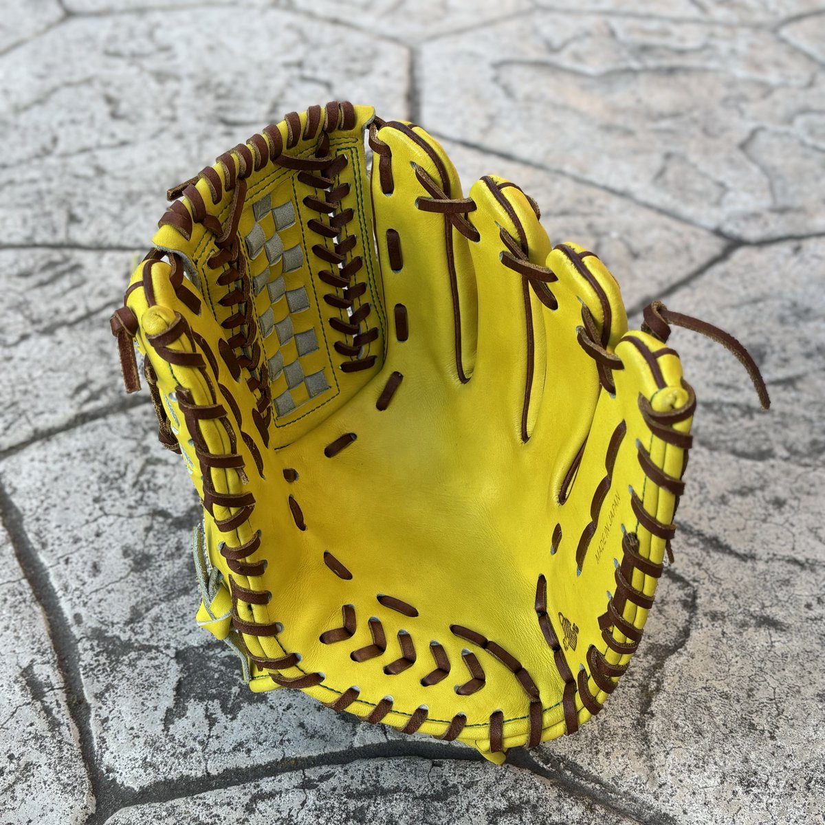 clean_glover's tweet photo. 𝐘𝐎𝐊𝐎𝐇𝐀𝐌𝐀 𝐃𝐞𝐍𝐀 𝐁𝐀𝐘𝐒𝐓𝐀𝐑𝐒
#𝟓𝟑 中川颯 選手
昨年に引き続きイエローベース
革の種類を変更し、より硬さを
求めた仕様となりました
ご依頼ありがとうございました☺︎
#横浜DeNAベイスターズ
#中川颯 #SSK #proedge https://t.co/ktYDtVlotb