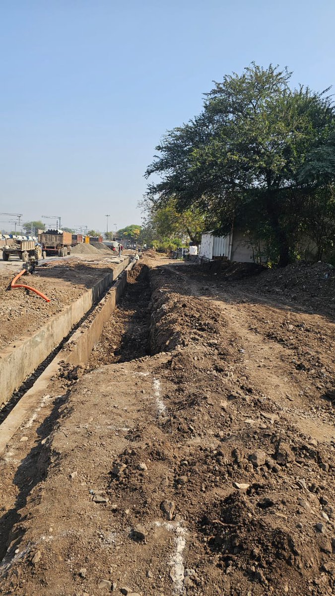 ManiarVenugopal's tweet photo. Request gate passage from road to our warehouse at Khervadi (Narayangaon stn), constructed on GM CR &amp; DRM Bhusawal in 2015 for KumbhMela godown. Warehouses vacant &amp; still repaying loan. Ongoing wall work adjacent pls provide proper way &amp; resolve.@RailMinIndia, @Central_Railway https://t.co/h5eTAANEDS
