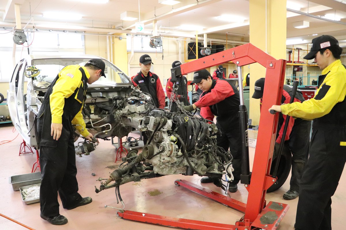 akamon_atc's tweet photo. 今週は車を分解しながら構造を学ぶ自動車分解実習を、
専門課程と高等課程合同で行いました🤗

高等課程の学生は先輩から教わる貴重な機会。
専門課程の学生たちは、後輩に教えることでこれまでに学んできた知識や技術を振り返り、再確認できる機会となりました。学科を越えた交流も赤門の特徴ですね https://t.co/YdbHUbsIng