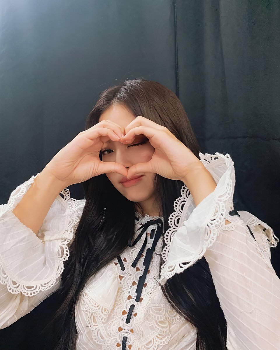 spotifyfrance's tweet photo. 30 ans de charisme, de talent et d’influence 🖤

JENNIE continue de briller, d’inspirer et de marquer l’histoire de la K-Pop. Joyeux anniversaire à notre IT girl 🎂 https://t.co/sWZN7ZfgXn