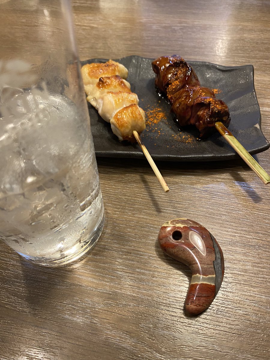 松江に来て初めての1人呑み。
東京に居た時はしょっちゅうだったのになぁ。
今日ゲットしたレッドジャスパー眺めながら。
はー。
楽しい。
#17時から