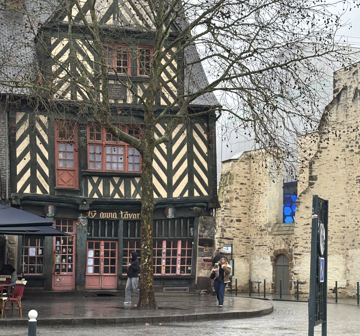 Le Ty Anna, bar populaire emblématique de Rennes a été fermé par la Préfecture pour un mois. La décision fait suite à la soirée du nouvel an, marquée par la répression policière de ceux qui s’étaient retrouvés faire la fête dans le centre-ville.

Commencer 2026 par la répression