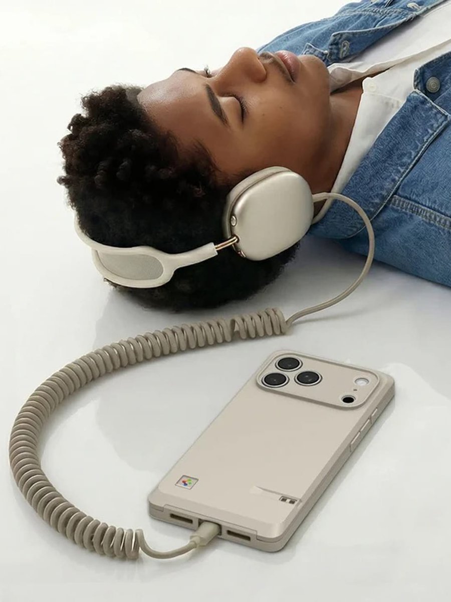 creapills's tweet image. Une coque pour iPhone 17 inspirée du Macintosh pour les nostalgiques d’Apple 📱

Pour les 50 ans d’Apple, Spigen transforme l’iPhone 17 Pro en clin d’œil au Macintosh 128K avec sa coque Classic LS : teinte beige, formes “boxy” et détails rétro assumés.

Plus d’infos :…