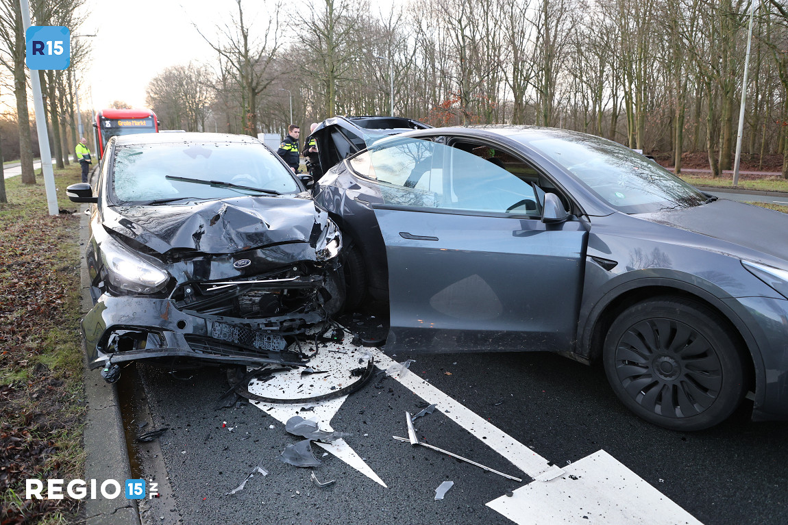 Gewonde bij flinke kop-staartbotsing op de Lozerlaan
