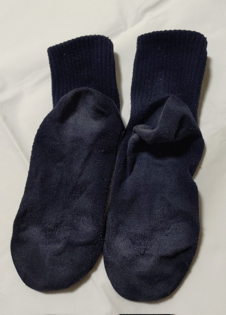 まだおむかえ先は決まっておりませんっ😣
たっくさん履いたショート丈の紺靴下ですっ✨
履きすぎて擦れて白くなっちゃってます🤣
紺ソお好きな方はぜひお声がけくださーいっ🦶💕