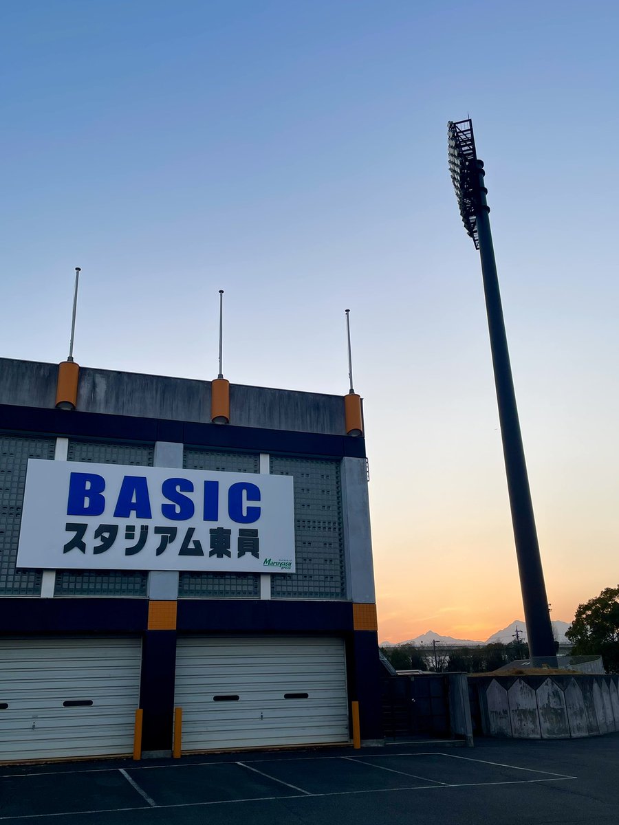 12pixy101's tweet image. #BASICスタジアム東員　看板完成☺️
土日は見学者が大勢来そう😅
ネーミングライツしてくれたマルヤスさんの宣伝効果を考えると、呼称はベイスタと短縮しないで
#BASIC
#BASICスタジアム　で良いと思います🙌🦁🙌