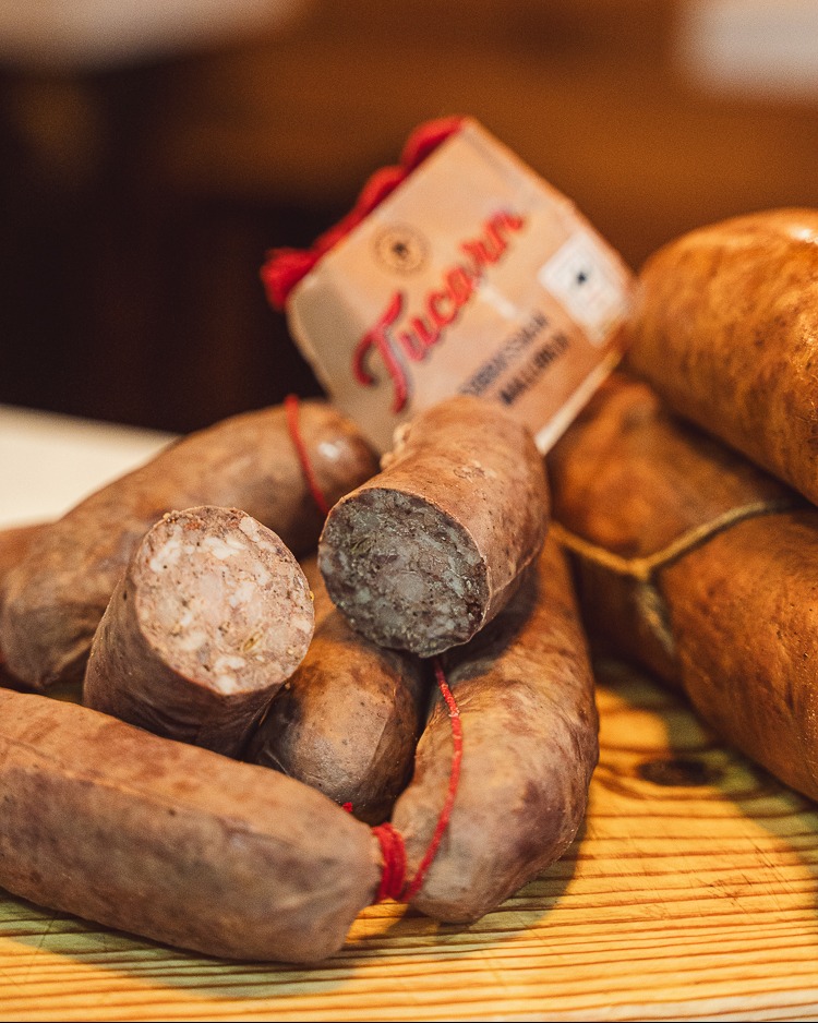 MercatOlivar's tweet photo. 👺 Són dies especials que conviden a tastar productes propis i també novedosos tant a casa com en el mateix mercat 😋 I això és possible a Buades Degustación. 

Embotits de qualitat, locals i de tot el món, per als paladars més exigents.

T'animes? 😋 https://t.co/YqJTinGjEU