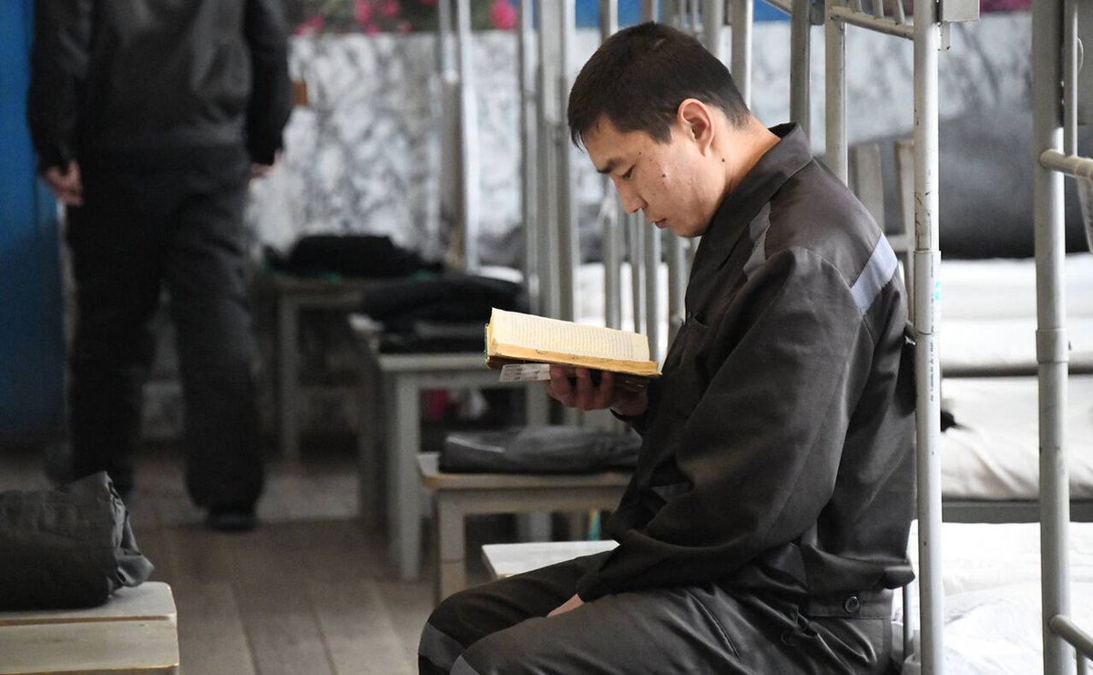 𝗞𝗶𝘁𝗼𝗯 𝗼‘𝗾𝗶𝗴𝗮𝗻 𝗮𝘆𝗿𝗶𝗺 𝗺𝗮𝗵𝗸𝘂𝗺𝗹𝗮𝗿𝗻𝗶𝗻𝗴 𝗷𝗮𝘇𝗼 𝗺𝘂𝗱𝗱𝗮𝘁𝗶 𝗾𝗶𝘀𝗾𝗮𝗿𝘁𝗶𝗿𝗶𝗹𝗮𝗱𝗶

Belgilangan adabiyotlarni o‘qigan mahkumlar jazo muddatini qisqartirish imkoniyatiga ega bo‘ladi. Umrbod ozodlikdan mahrum qilishga hukm etilganlar bundan