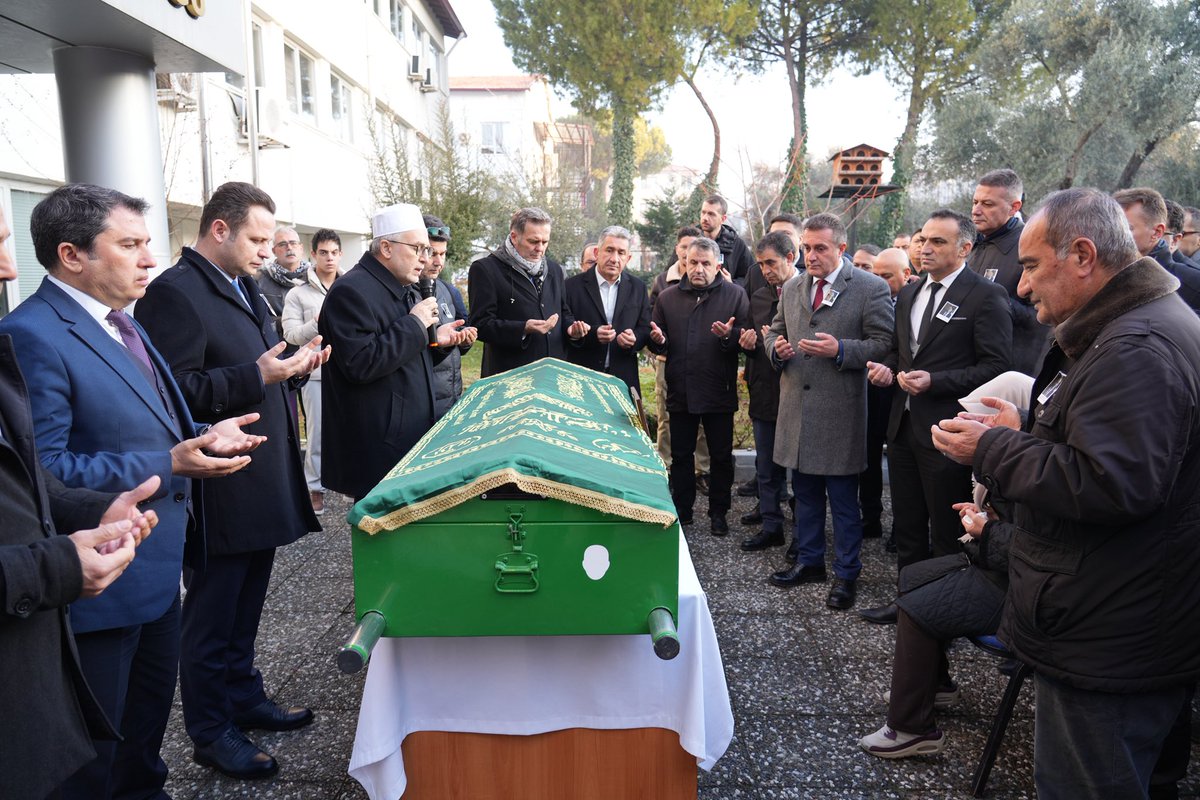 Şube Müdürümüz Barış KILIÇ’ı Dualarla Ebediyete Uğurladık

Müdürlüğümüzde Şube Müdürü olarak görev yapan kıymetli mesai arkadaşımız Barış KILIÇ’ı ebediyete uğurlamanın derin üzüntüsünü yaşıyoruz.

Müdürlüğümüz önünde düzenlenen törenin ardından, cenazesi toprağa verilmek üzere