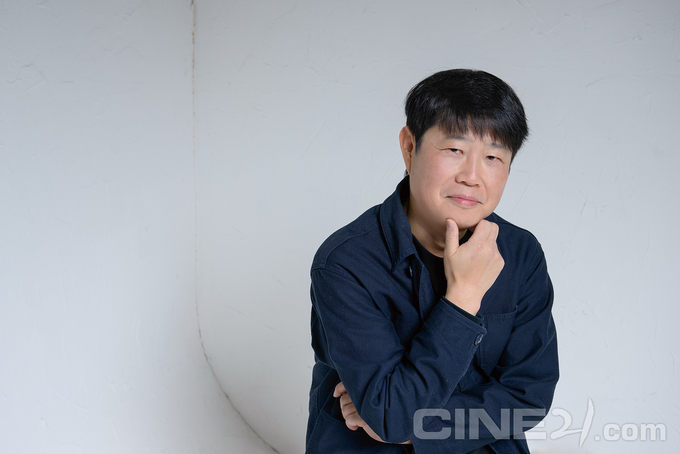 웃음의 보폭은 넓게, 무대 위 열기는 결사적으로
 <와일드 씽> 손재곤 감독

"내가 사는 게 힘이 들어서 그런가? 전략적으로 선택하는 건 아닌데 시나리오를 쓸 때 주류로부터 약간 소외된 위치의 인물들에게서 코미디적인 순간을 찾는 것이 극적이라는 생각은 하고 있다."

🔗cine21.com/news/view/?mag…