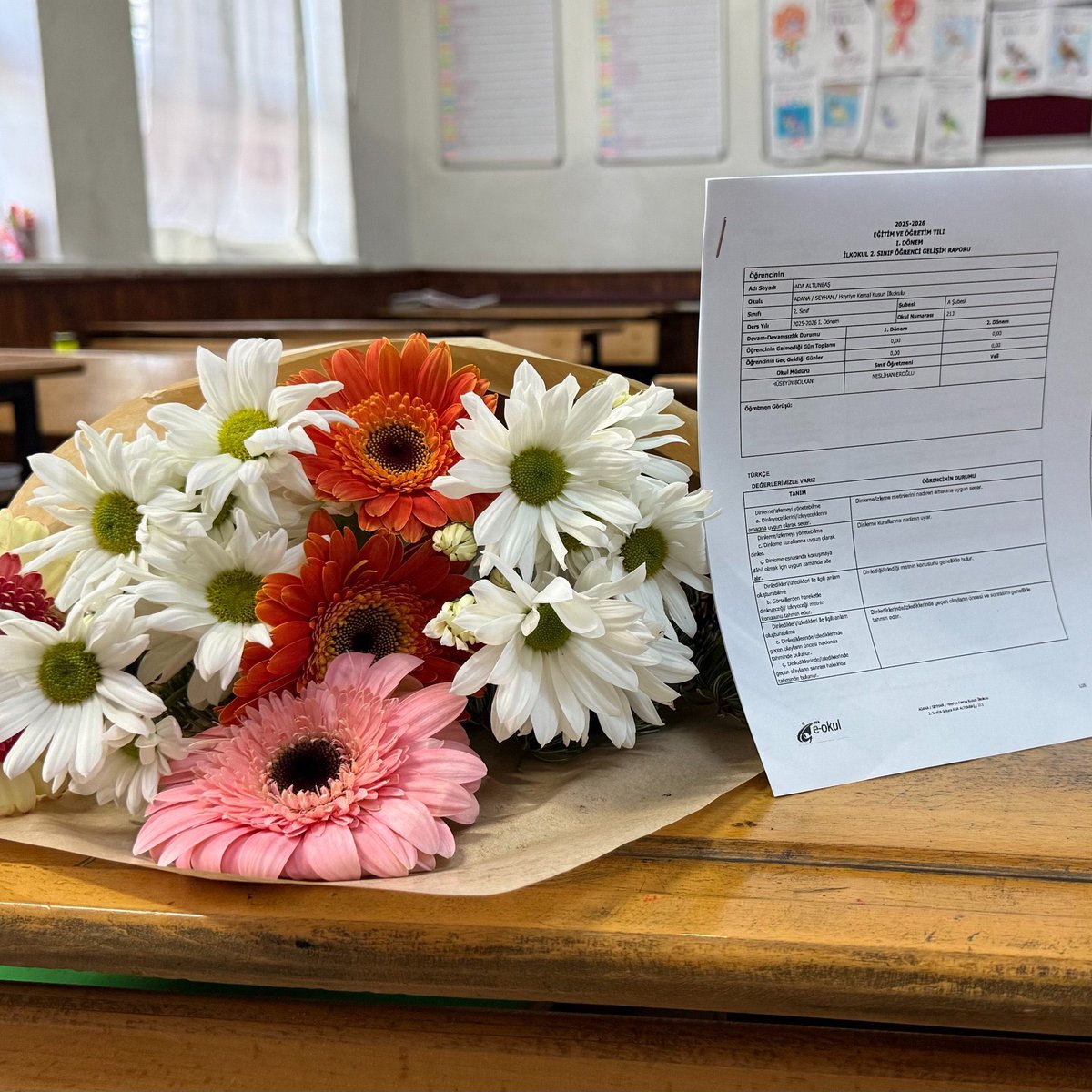 Adana'da babaları tarafından öldürülen çocukların karneleri, çiçeklerle birlikte sınıflarındaki masalarına bırakıldı.