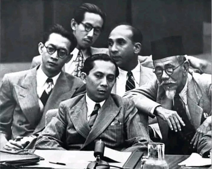 zhil_arf's tweet image. Hari ini Indonesia sangat butuh Kementerian Luar Negeri yang profesional dan kompeten. 

Alasannya, Indonesia sangat terancam. Persaingan antara Amerika dan China semakin liar.

Kalau Kemenlu bodoh, kita akan di-Belgia-kan seperti Belgia pada Perang Dunia I dan II.

Belgia tak…