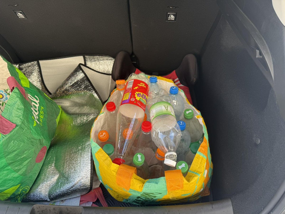 MeklerRafal's tweet image. To ostatnia torba z butelkami z kaucją jaką nazbieraliśmy w domu. Nie zamierzam robić z siebie idioty biegającego ze śmieciami po sklepach, walczącego z butelkomatem (gdy już jakiś w pobliżu znajdę). Kupiłem duże zbiornik do filtrowania wody, urządzenie do gazowania mam już od…
