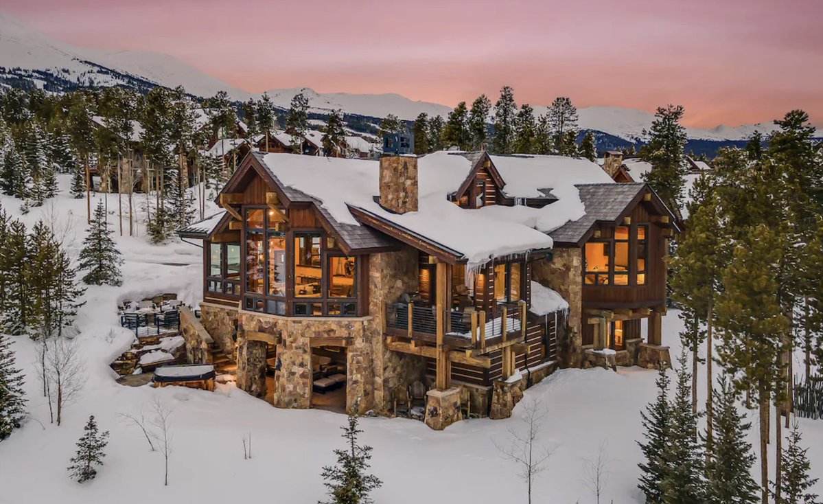 vrbo's tweet image. The priciest part of a family ski trip usually isn’t lift tickets. It’s staying slopeside.

Booking a Colorado ski cabin with kids? Real value looks like:
1️⃣ A 10–25 minute drive to the mountain
2️⃣ Two to three bedrooms minimum
3️⃣ A fireplace or hot tub for après-ski
4️⃣…