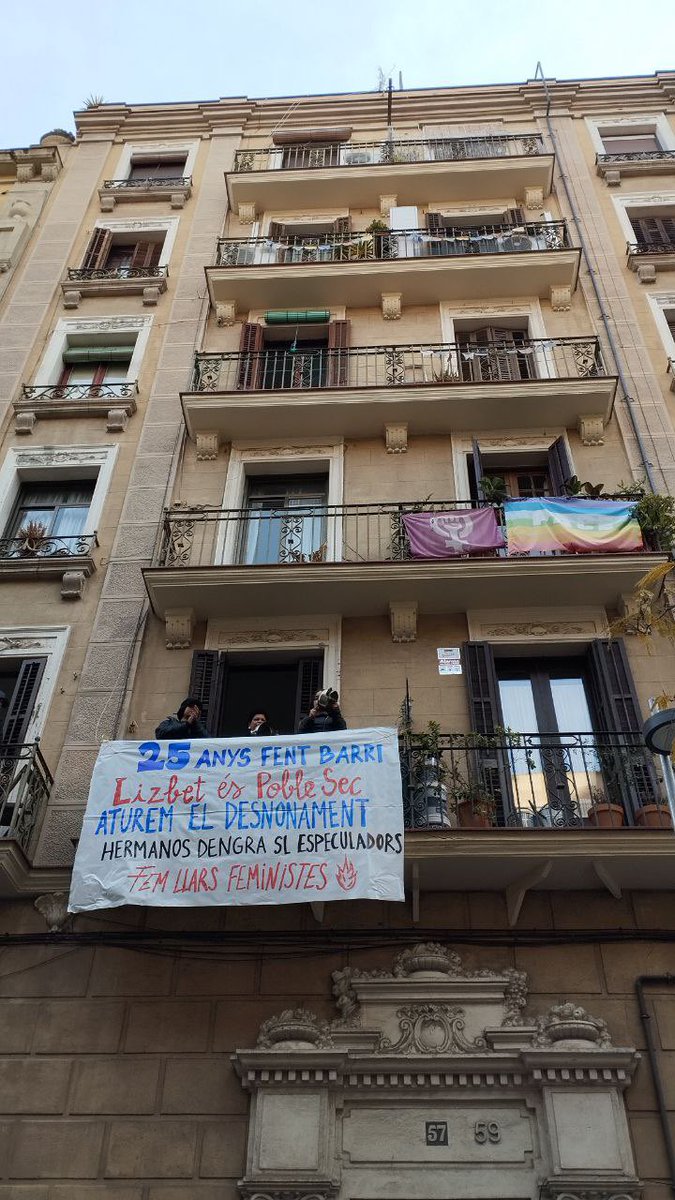 SindicatLloguer's tweet image. 🔴 VOLEN DESNONAR LA LIZBET. La propietat es nega a negociar i la comitiva vol desnonar. 
La Lizbet es queda al Poble-sec. Hem de ser moltes a Tapioles 57!!!