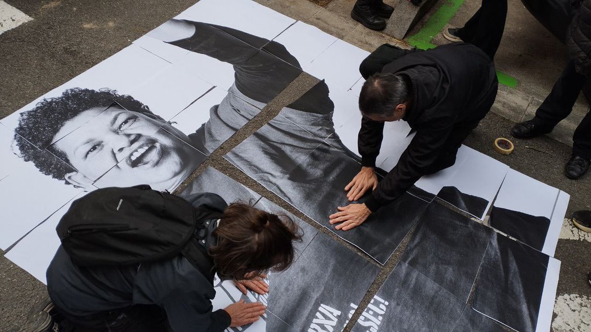 SindicatLloguer's tweet image. 🔴 VOLEN DESNONAR LA LIZBET. La propietat es nega a negociar i la comitiva vol desnonar. 
La Lizbet es queda al Poble-sec. Hem de ser moltes a Tapioles 57!!!