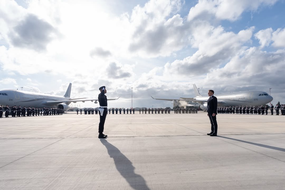 Avouez, il a la classe notre Chef des Armées, hein ? 🥰
#TiensBonMacron 
#FiersDeMonPrésident 🇫🇷