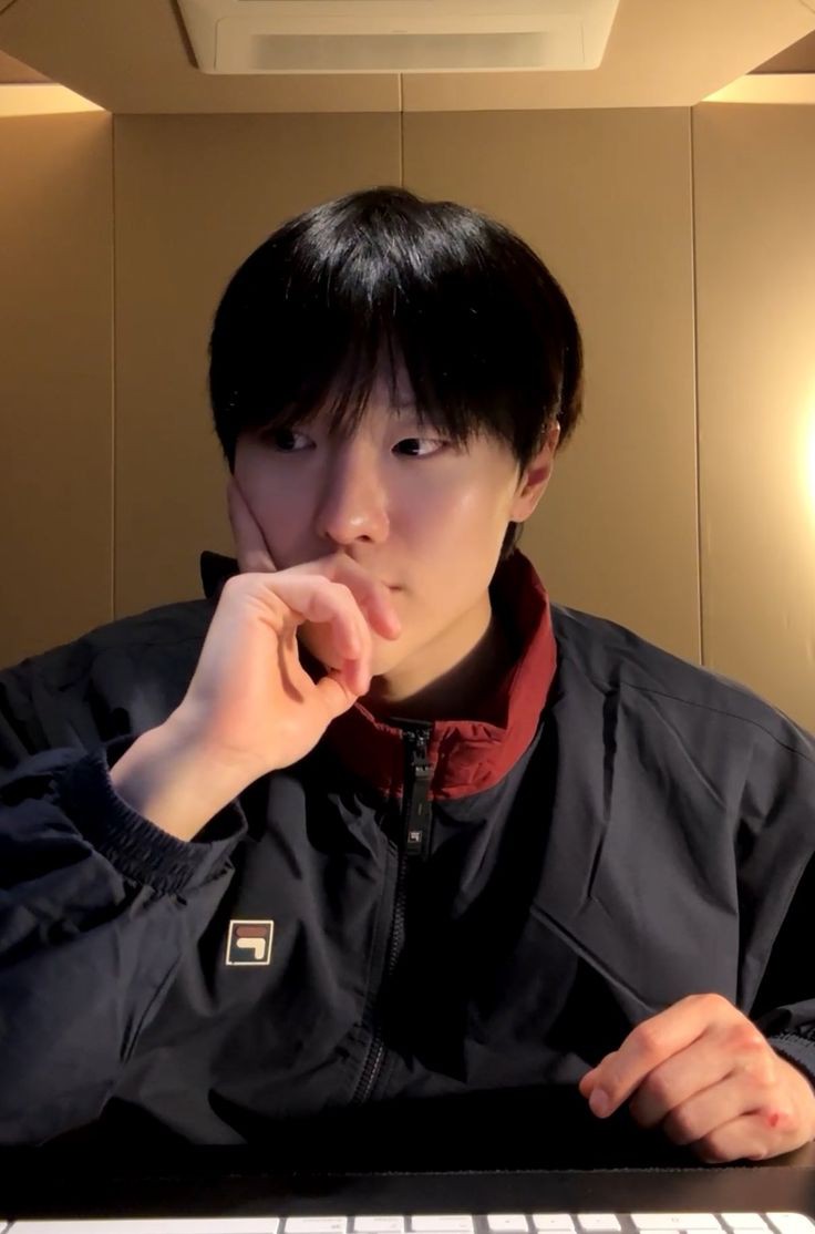 avoidrant's tweet image. Spending the last stretch of my break singing. What have you had on repeat lately?