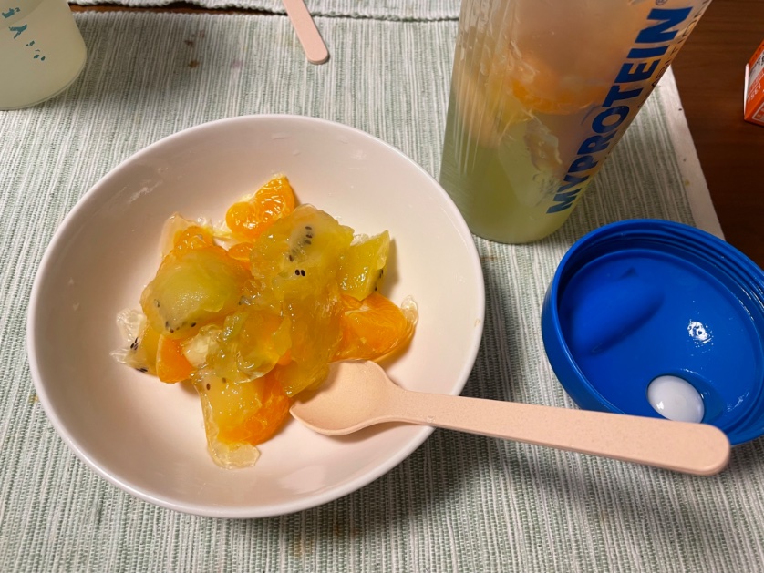 帰り道ハラ鳴りまくってたのと、この前ホンマでっかTVで食前にヨーグルトかフルーツ食えっつってたから実践😼作り置きデザート😼
#ノチノチクッキング