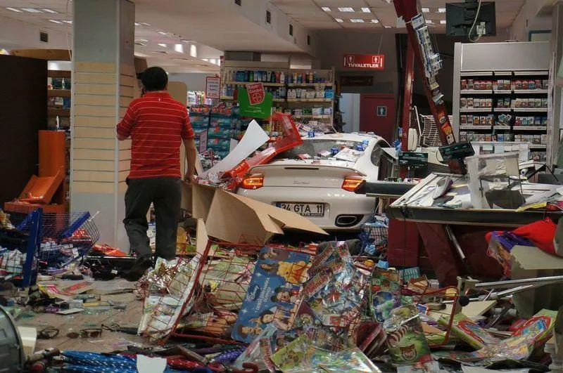 Arşivlediğim Türkiye'de yaşanmış bazı güzel arabaların garip kazaları. 911'in kazası plakasıyla da bağlantılı ekstra hoşuma gidiyor. 😁