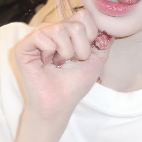 김채원 손 tweet media