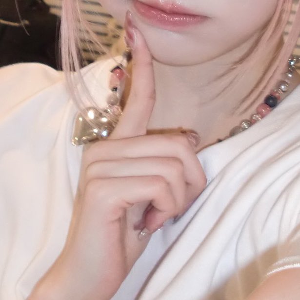 김채원 손 tweet media