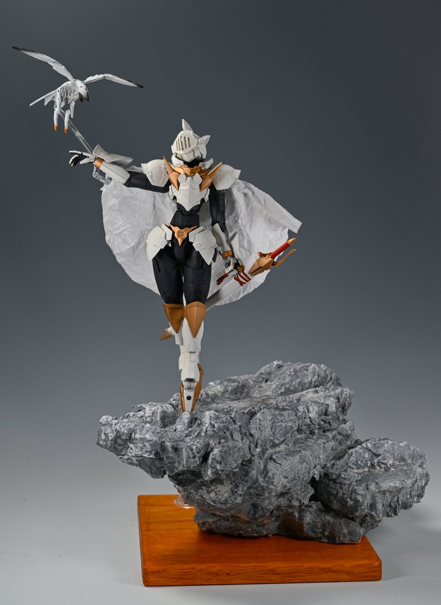 昨日言った通り行きつけの模型屋さんに預けてくるので木台を制作して、これで本当の本当に作業は終わり。
個人的にはこれは本当に部屋に飾れるものを作ったと思う。
ただまあマントはもう少し素材や形状を見直す余地があると思う。