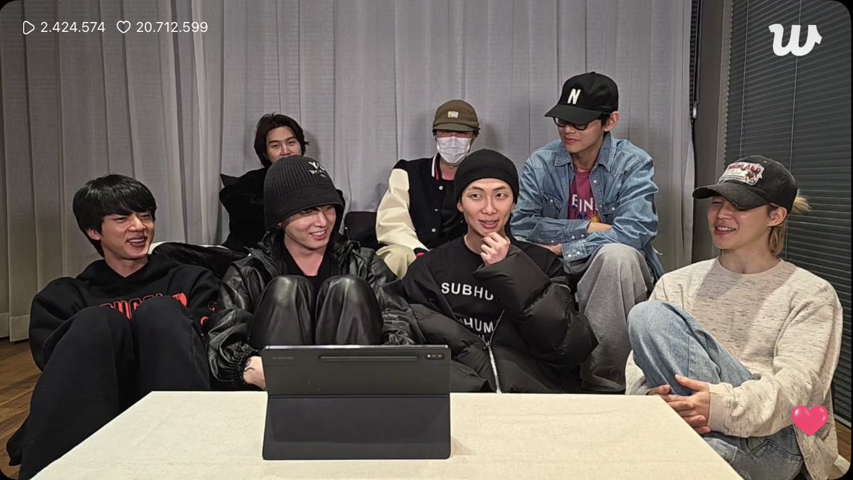 JeonJungkook_BR's tweet image. Um resumo da live do BTS: 

Os membros falaram sobre suas músicas favoritas de ‘ARIRANG’ sem citar nomes e disseram que esperam a divulgação da tracklist em breve (Nós também!) 😭

Eles também comentaram sobre a turnê, explicando que ela será longa e terá intervalos para…