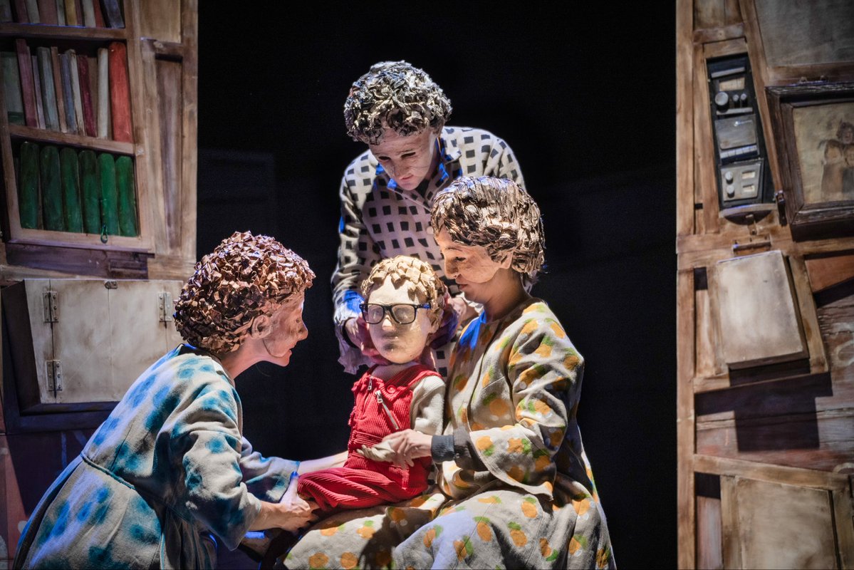 charconada's tweet image. Magia escénica cargada de delicadeza y sentimiento. “Matres” de Cía Campi Qui Pugui 25.01 @LavaVLL Imperdible 🧷 #ScnaFamiliar #LAVATodosLosMundosEnUnEscenario #CulturaValladolid