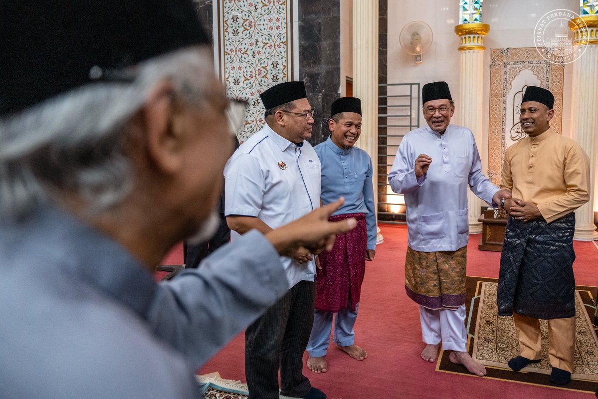 anwaribrahim's tweet image. Sebelum solat Jumaat hari ini, saya singgah makan tengah hari di Restoran Salai-Salai Sri Rampai bersama warga Wangsa Maju. Kesempatan ringkas ini menjadi ruang untuk bertukar pandangan dan mendengar secara terus pelbagai hal yang dekat dengan kehidupan seharian rakyat. 

Setelah…
