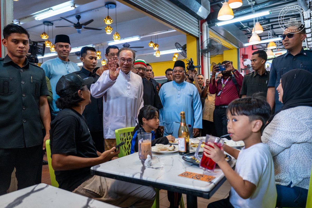 anwaribrahim's tweet image. Sebelum solat Jumaat hari ini, saya singgah makan tengah hari di Restoran Salai-Salai Sri Rampai bersama warga Wangsa Maju. Kesempatan ringkas ini menjadi ruang untuk bertukar pandangan dan mendengar secara terus pelbagai hal yang dekat dengan kehidupan seharian rakyat. 

Setelah…