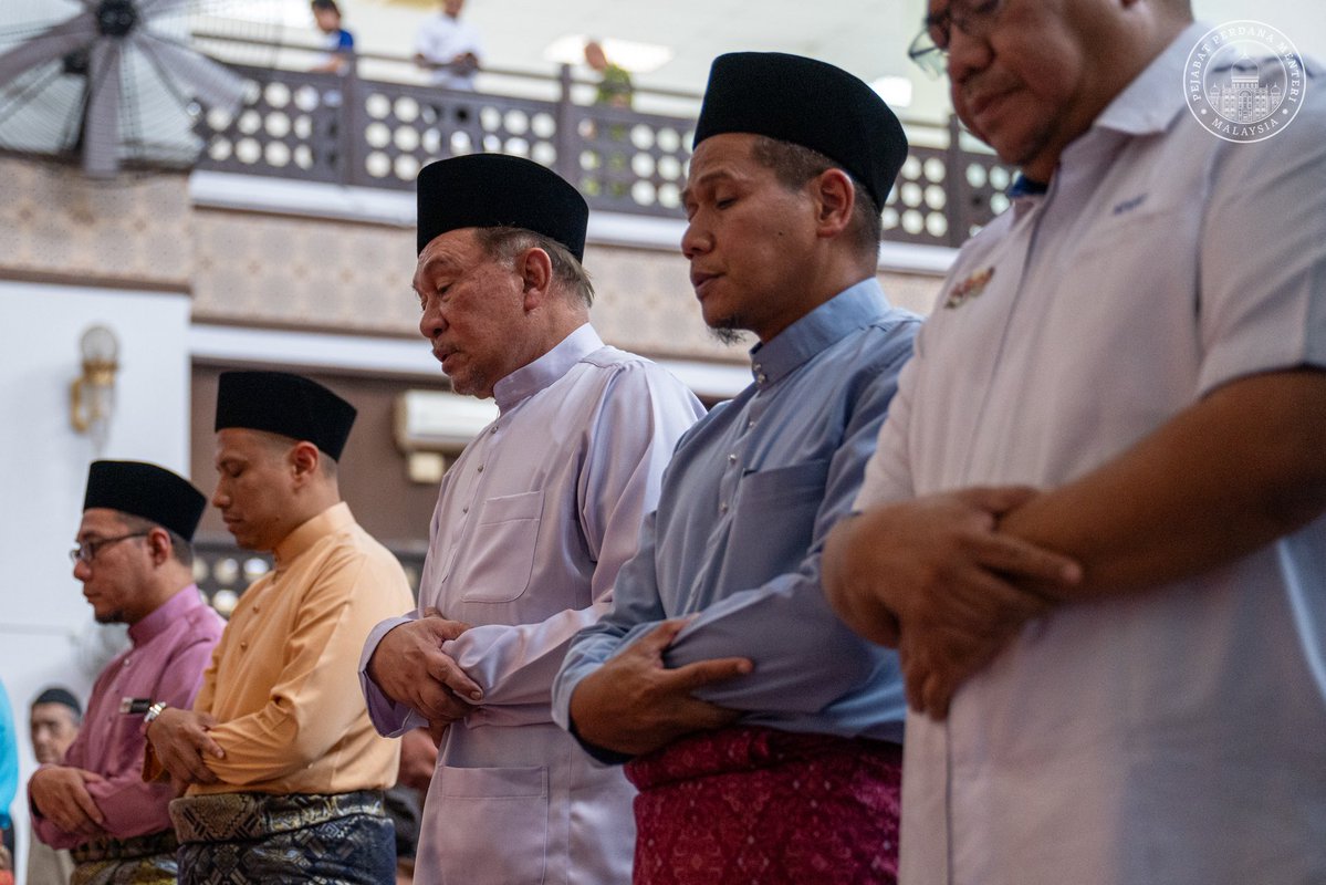 anwaribrahim's tweet image. Sebelum solat Jumaat hari ini, saya singgah makan tengah hari di Restoran Salai-Salai Sri Rampai bersama warga Wangsa Maju. Kesempatan ringkas ini menjadi ruang untuk bertukar pandangan dan mendengar secara terus pelbagai hal yang dekat dengan kehidupan seharian rakyat. 

Setelah…