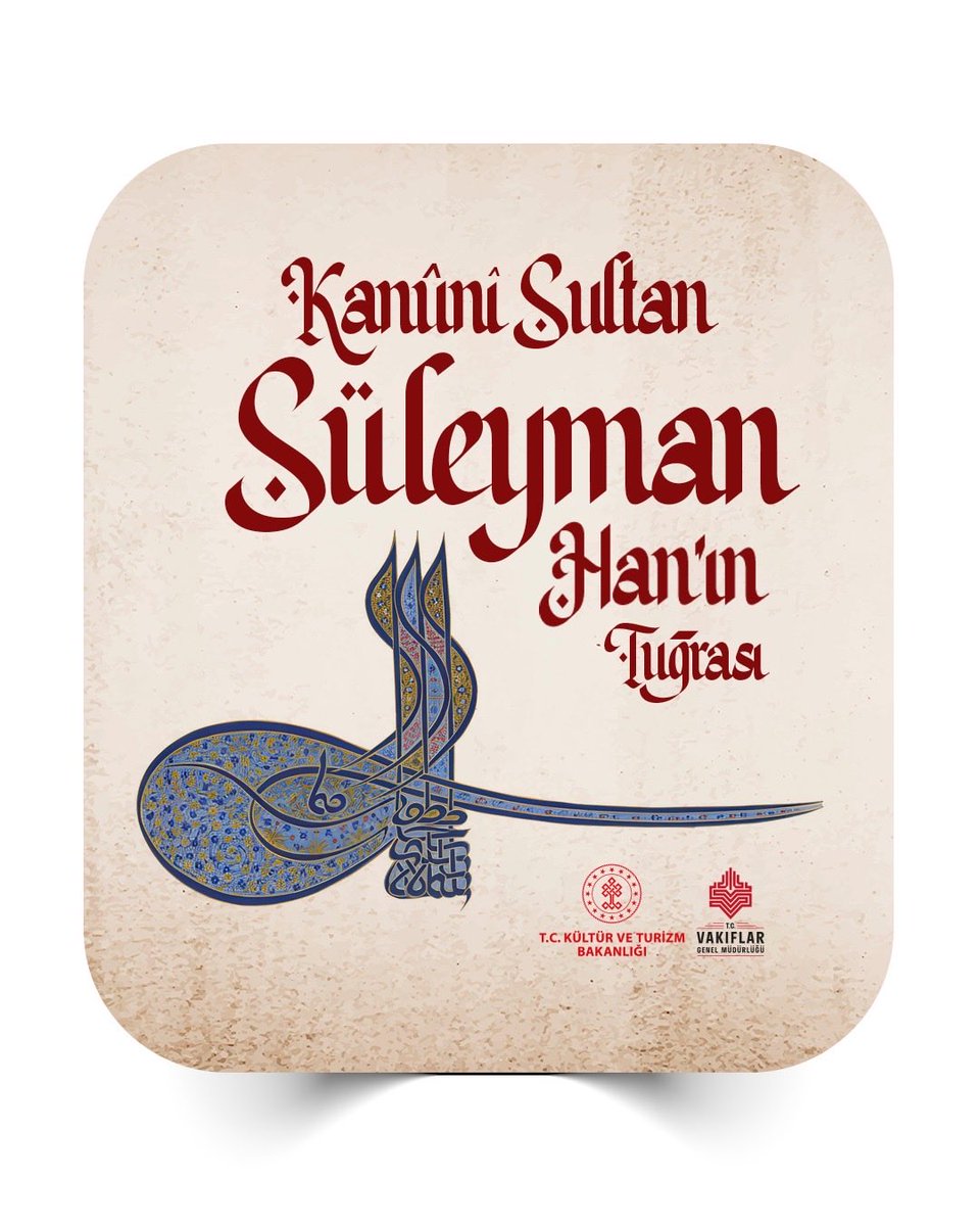 Kanûnî Sultan Süleyman Han’ın, Şam’daki akarlarına ait; H. 964 / M. 1556 tarihli vakfiyesinde yer alan tuğra, altın tahrirle ve lacivert renkte çekilmiştir.

İç kısımları altınla boyanan tuğrada, diğer alanlar boş bırakılmıştır. Bu boşluklar, kırmızı bulutlar ve lacivert hatâî