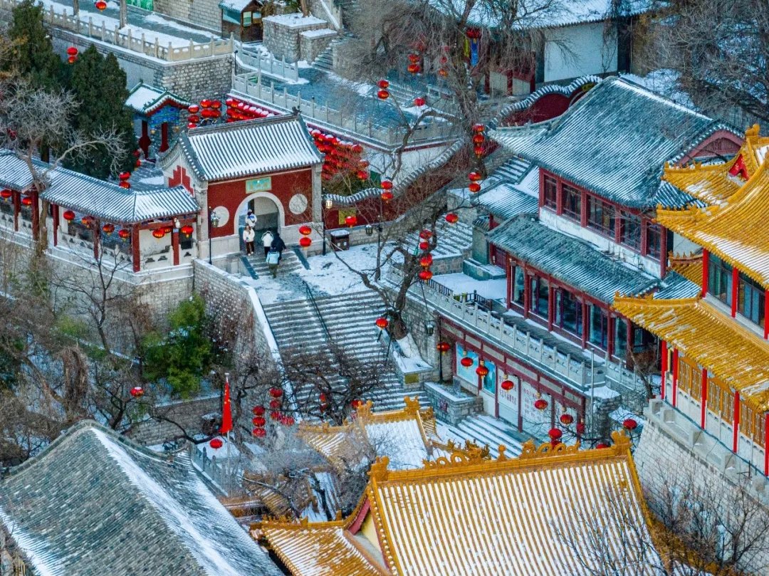 Retrace the legacy of Emperor Shun (before 2,000 BC) in Jinan! 

Follow his legendary footsteps from the stone carvings at Qianfo Mountain to the ancient well of Shunjing Street. Uncover the sacred roots of Jinan's culture.