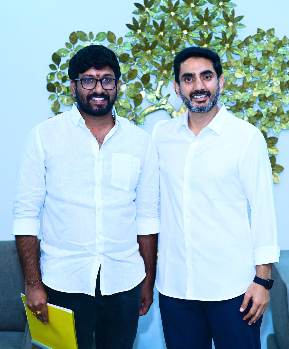 MSNTDP7's tweet photo. ఉండవల్లి లోని నివాసంలో నారా లోకేష్ గారిని మర్యాదపూర్వకంగా కలిసిన దగదర్తి మండల టీడీపీ సీనియర్ నాయకులు,మాజీ ఇరిగేషన్ బోర్డు డైరెక్టర్ మాలేపాటి రవీంద్ర నాయుడు గారు,యువ నాయకులు మాలేపాటి లోకేష్ గారు,మాలేపాటి సుధాకర్ నాయుడు గారు మరియు కంచర్ల సునీల్ గారు..
#TeamMalepati https://t.co/gZ4eIfxj4e