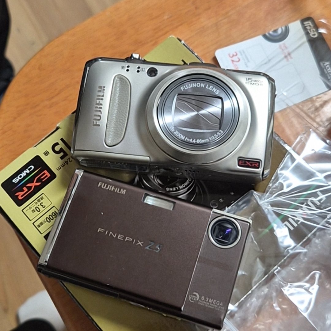 디카 두 개 된 사람....