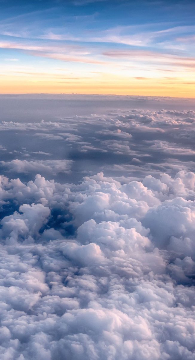 Freemaker1's tweet image. 靴下に穴が開いてることに外出先で気づいた時の絶望感 👨‍🦱