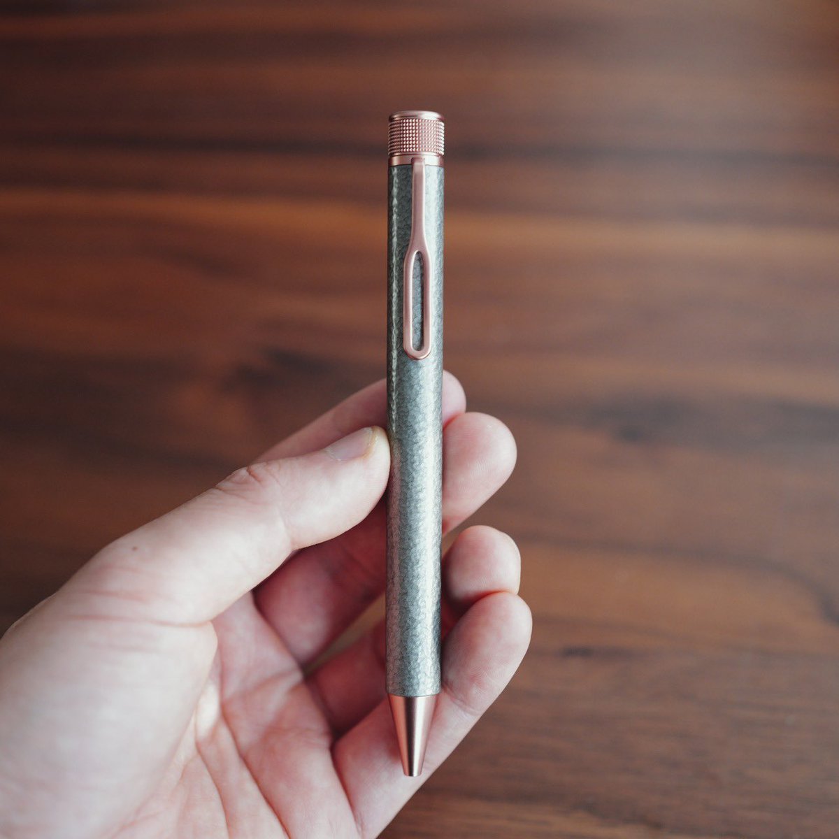 andliebe_jp's tweet image. 買って良かったボールペンをご紹介！

最近は、万年筆だけでなく、
ボールペンにも惹かれています。

万年筆の「書く時間に向き合う感じ」も好きですが、
日常のメモや仕事では、
サッと書けるボールペンに手が伸びることが増えました✍️

そんな流れで迎えたのが、
サクラクラフトラボ010です✨…