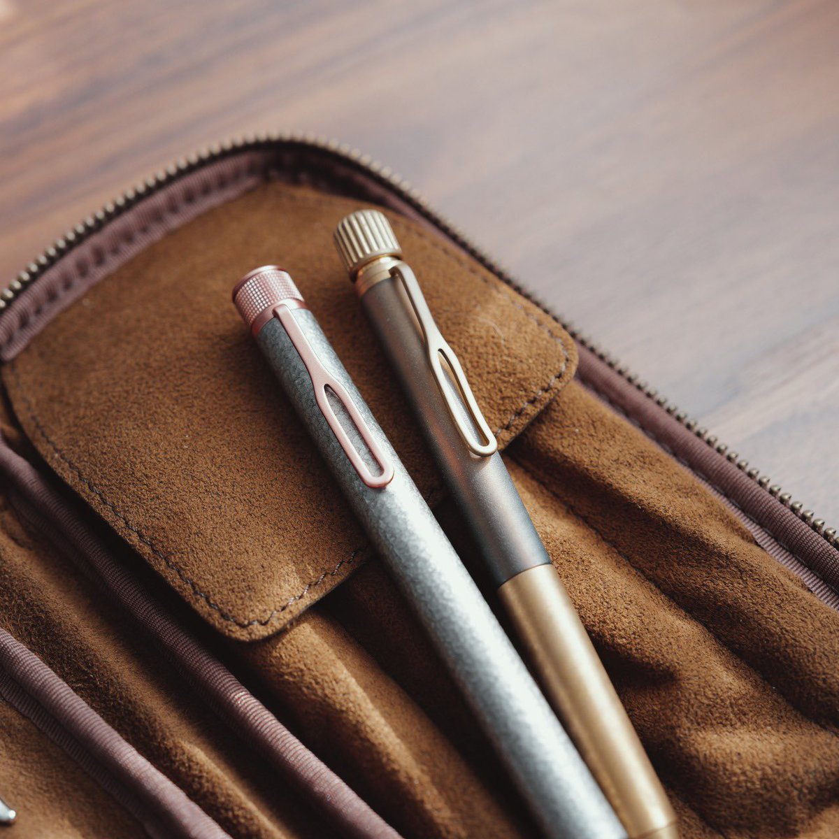 andliebe_jp's tweet image. 買って良かったボールペンをご紹介！

最近は、万年筆だけでなく、
ボールペンにも惹かれています。

万年筆の「書く時間に向き合う感じ」も好きですが、
日常のメモや仕事では、
サッと書けるボールペンに手が伸びることが増えました✍️

そんな流れで迎えたのが、
サクラクラフトラボ010です✨…